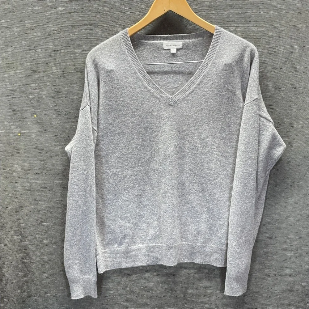 Spring + Mercer 100 % Cashmere Cozy V-Neck Sweater in Light Gray